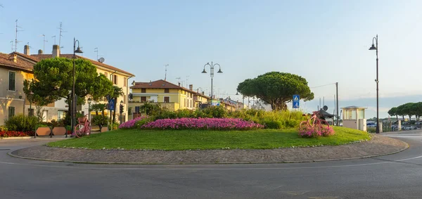 Grado Włochy Lipca 2021 Karuzela Miejscowości Turystycznej Włoszech Sadzonymi Kwiatami — Zdjęcie stockowe