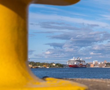 Stockholm, İsveç - 13 Mayıs 2022 Viking hattından Stockholm şehir merkezine giden bir gemi.