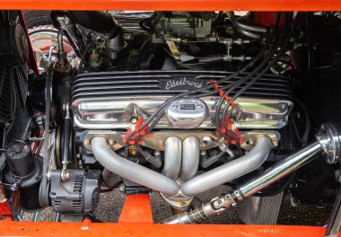 Angelsberg, İsveç - 28 Mayıs 2022: Eldbrock 'tan yenilenmiş bir makineyle, Amerikan yedek parça üreticisi