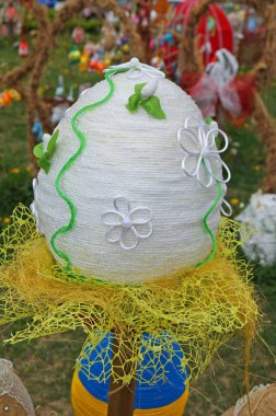 Paskalya festivalinde bir bahar günü kurdele, iplik ve kumaştan yapılan dekoratif Paskalya yumurtaları.
