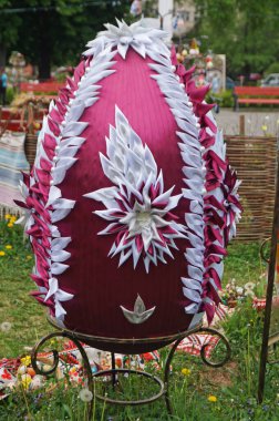 Paskalya festivalinde bir bahar günü kurdele, iplik ve kumaştan yapılan dekoratif Paskalya yumurtaları.