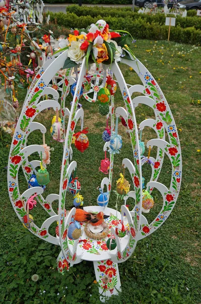 Paskalya festivalinde bir bahar günü kurdele, iplik ve kumaştan yapılan dekoratif Paskalya yumurtaları.