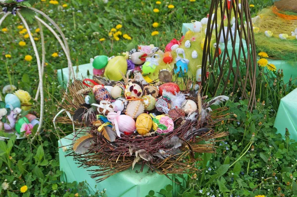 Húsvéti Díszes Tojások Szalagokból Szálakból Szövetekből Húsvéti Vásáron Egy Tavaszi — Stock Fotó