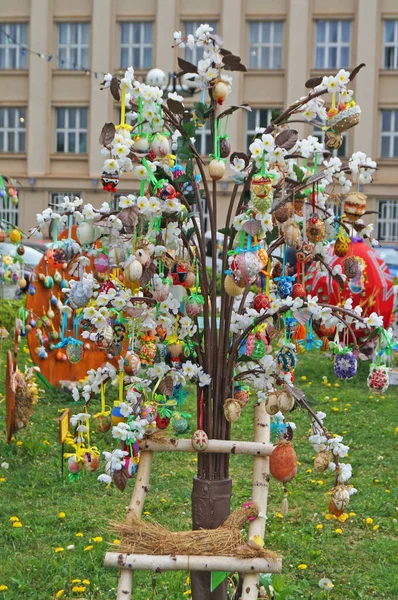 Dekorative Ostereier Aus Bändern Fäden Und Stoff Auf Dem Ostermarkt — Stockfoto