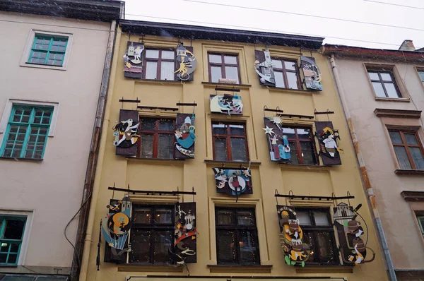 Παλιό Κτίριο Ζωγραφισμένα Παντζούρια Στο Κέντρο Του Lviv Μια Ηλιόλουστη — Φωτογραφία Αρχείου