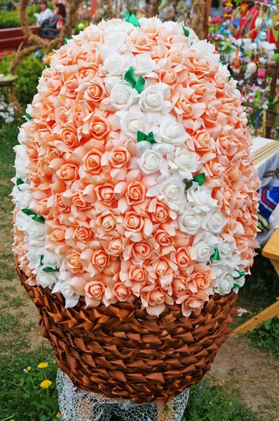 Renkli kurdelelerle süslenmiş Paskalya yumurtaları tatil için parkta sergileniyor.