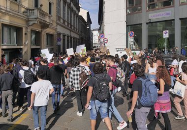  1 Ekim 2021: Milano sokaklarında gelecek için Fidays tarafından düzenlenen iklim olayı