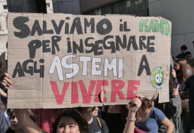  1 Ekim 2021: Milano sokaklarında gelecek için Fidays tarafından düzenlenen iklim olayı