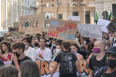  1 Ekim 2021: Milano sokaklarında gelecek için Fidays tarafından düzenlenen iklim olayı