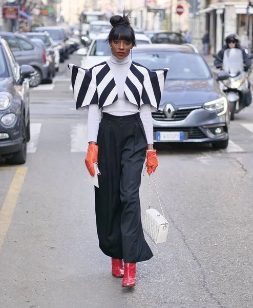 意大利米兰 时尚博客Gisele Asis在Calcaterra时装秀之前的街道风格服装 — 图库照片