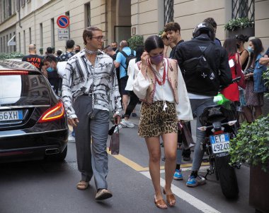 Ges Caddesi 'ndeki Milano dijital moda haftasında Etro defilesinden sonra moda blogcuları sokak tarzı kıyafetler..