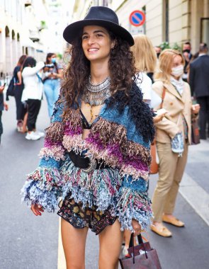 Top model Chiara Scelsi Milan 'ın moda bölgesinde yürüyor, 
