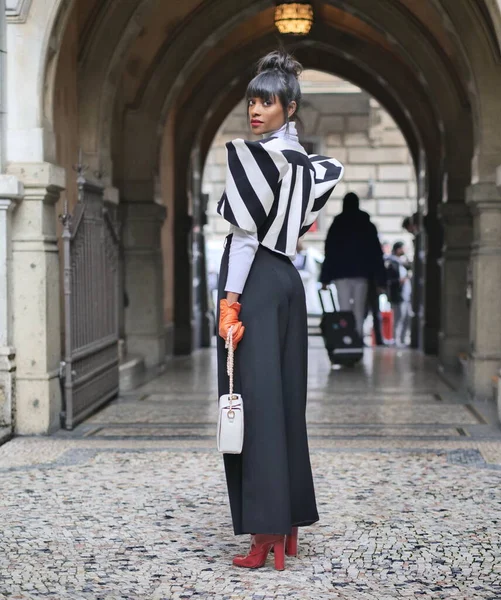 意大利米兰 时尚博客Gisele Asis在Calcaterra时装秀之前的街道风格服装 — 图库照片