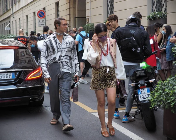 Ges Caddesi 'ndeki Milano dijital moda haftasında Etro defilesinden sonra moda blogcuları sokak tarzı kıyafetler..