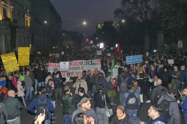 Milano 'da 15 bin gösterici Yeşil Geçit' e ve aşı yaptırma yükümlülüğüne karşı şehrin sokaklarında protesto gösterisi yapıyor. Milan Ekim 2021