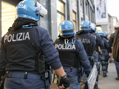 Milano 'da 15 bin gösterici Yeşil Geçit' e ve aşı yaptırma yükümlülüğüne karşı şehrin sokaklarında protesto gösterisi yapıyor. Milan Ekim 2021
