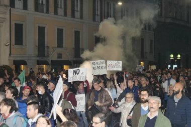 Milano 'da 15 bin gösterici Yeşil Geçit' e ve aşı yaptırma yükümlülüğüne karşı şehrin sokaklarında protesto gösterisi yapıyor. Milan Ekim 2021