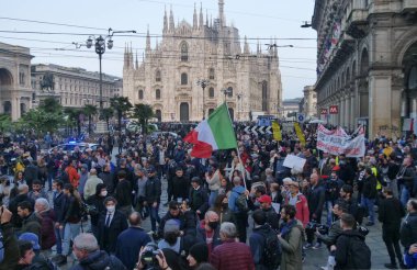 Milano 'da 15 bin gösterici Yeşil Geçit' e ve aşı yaptırma yükümlülüğüne karşı şehrin sokaklarında protesto gösterisi yapıyor. Milan Ekim 2021
