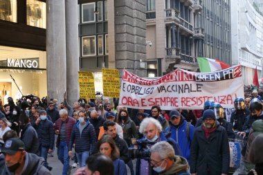 Milano 'da 15 bin gösterici Yeşil Geçit' e ve aşı yaptırma yükümlülüğüne karşı şehrin sokaklarında protesto gösterisi yapıyor. Milan Ekim 2021