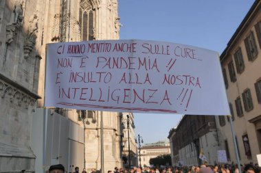 Milano 'da 15 bin gösterici Yeşil Geçit' e ve aşı yaptırma yükümlülüğüne karşı şehrin sokaklarında protesto gösterisi yapıyor. Milan Ekim 2021
