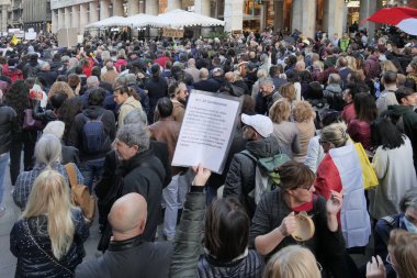 Milano 'da 15 bin gösterici Yeşil Geçit' e ve aşı yaptırma yükümlülüğüne karşı şehrin sokaklarında protesto gösterisi yapıyor. Milan Ekim 2021
