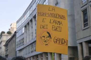 Milano 'da 15 bin gösterici Yeşil Geçit' e ve aşı yaptırma yükümlülüğüne karşı şehrin sokaklarında protesto gösterisi yapıyor. Milan Ekim 2021