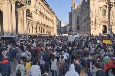 Milano 'da 15 bin gösterici Yeşil Geçit' e ve aşı yaptırma yükümlülüğüne karşı şehrin sokaklarında protesto gösterisi yapıyor. Milan Ekim 2021