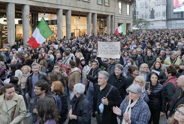 米兰有一万五千名示威者在街头抗议绿色通行证和接种疫苗的义务 2021年10月 — 图库照片