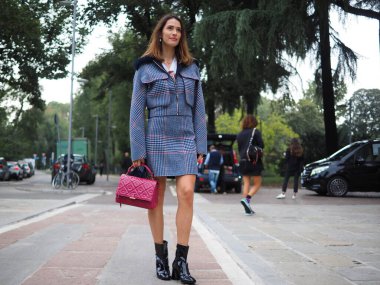 Milan Moda Haftası 'nda Sportmax Moda Gösterisinden önce moda blogcusu sokak tarzı kıyafet / 2020 / 2021 koleksiyonları.