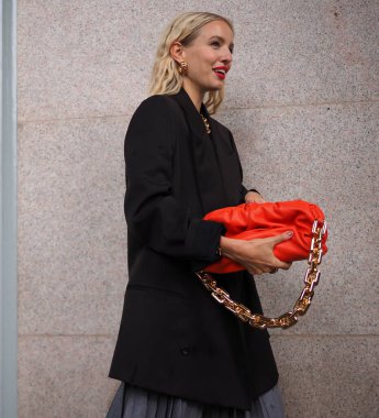 Moda blogcusu Leonie Hanne sokak tarzı kıyafet Milan Moda Haftası 'nda Sportmax Moda Gösterisinden önce / Kış 2020 / 2021 koleksiyonları.