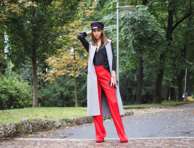 Milan Moda Haftası 'nda Sportmax Moda Gösterisinden önce moda blogcusu sokak tarzı kıyafet / 2020 / 2021 koleksiyonları.