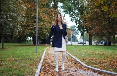 Milan Moda Haftası 'nda Sportmax Moda Gösterisinden önce moda blogcusu sokak tarzı kıyafet / 2020 / 2021 koleksiyonları.