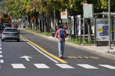 Mobiletli insanlar. Scooter 'lar gittikçe daha popüler oluyor ve trafik için büyük bir risk oluşturuyor. Genellikle kaldırımlarda, yaya geçitlerinde, tercihli şeritlerde hatta iki kişinin içinde bile işerler..