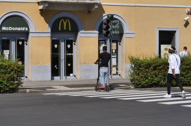 Mobiletli insanlar. Scooter 'lar gittikçe daha popüler oluyor ve trafik için büyük bir risk oluşturuyor. Genellikle kaldırımlarda, yaya geçitlerinde, tercihli şeritlerde hatta iki kişinin içinde bile işerler..