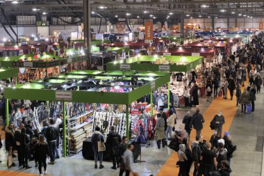 Tipik yerel ürünleri olan geleneksel sanatçılar yemek, folklor, müzik ve dans yok. Rho, Milan, İtalya