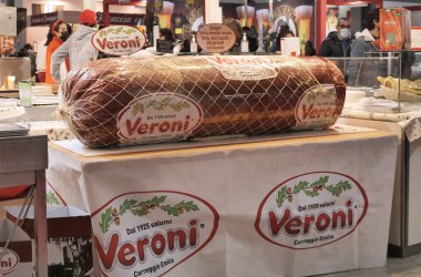 Tipik yerel ürünleri olan geleneksel sanatçılar yemek, folklor, müzik ve dans yok. Rho, Milan, İtalya