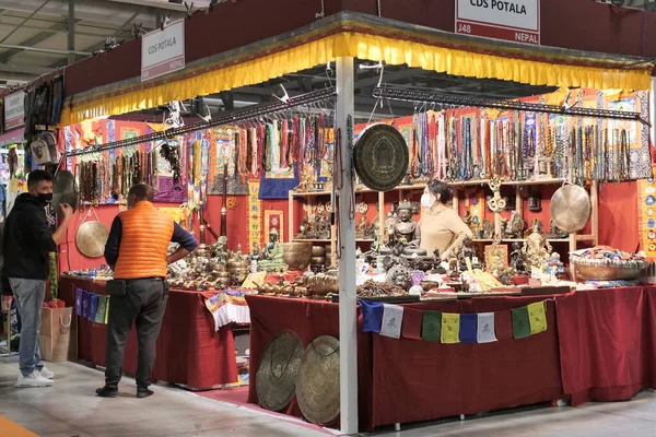 Tipik yerel ürünleri olan geleneksel sanatçılar yemek, folklor, müzik ve dans yok. Rho, Milan, İtalya