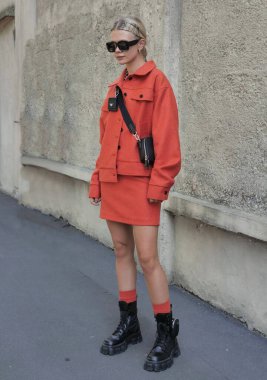 Milano moda haftası 2021 / 2022 'de Prada defilesinden önce moda blogcusu, misafirler ve manken tarzı sokak kıyafeti