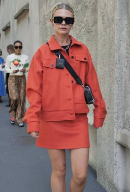 Milano moda haftası 2021 / 2022 'de Prada defilesinden önce moda blogcusu, misafirler ve manken tarzı sokak kıyafeti