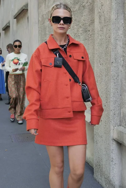 Блог Моди Гості Модель Вуличного Одягу Перед Показом Мод Prada — стокове фото