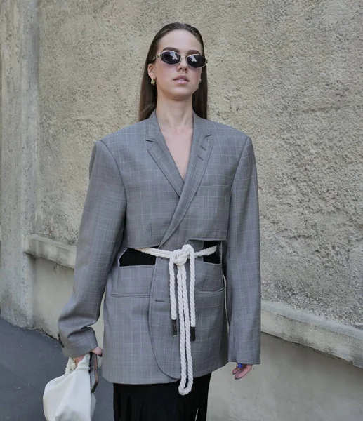 Fashion Blogger Gasten Model Straat Stijl Outfit Voor Prada Modeshow — Stockfoto