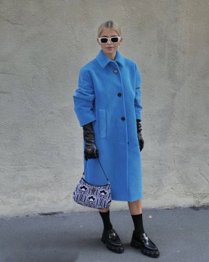 Milano moda haftası 2021 / 2022 'de Prada defilesinden önce moda blogcusu, misafirler ve manken tarzı sokak kıyafeti