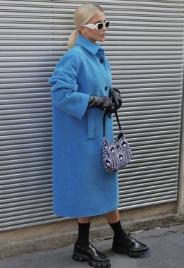 Milano moda haftası 2021 / 2022 'de Prada defilesinden önce moda blogcusu, misafirler ve manken tarzı sokak kıyafeti