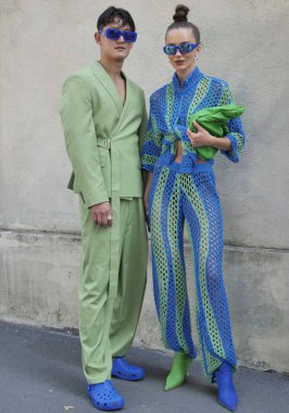 Milano moda haftası 2021 / 2022 'de Prada defilesinden önce moda blogcusu, misafirler ve manken tarzı sokak kıyafeti
