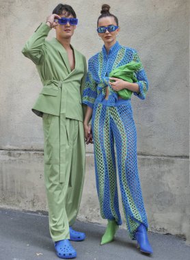Milano moda haftası 2021 / 2022 'de Prada defilesinden önce moda blogcusu, misafirler ve manken tarzı sokak kıyafeti