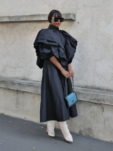 在2021 2022年米兰时装周的普拉达时装秀前 时尚博主 来宾和模特街道风格服装 — 图库照片