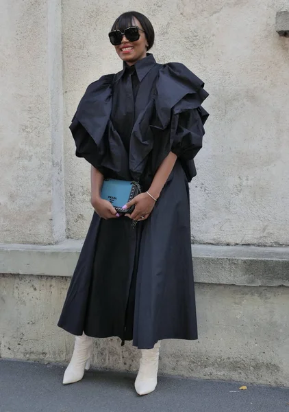 在2021 2022年米兰时装周的普拉达时装秀前 时尚博主 来宾和模特街道风格服装 — 图库照片