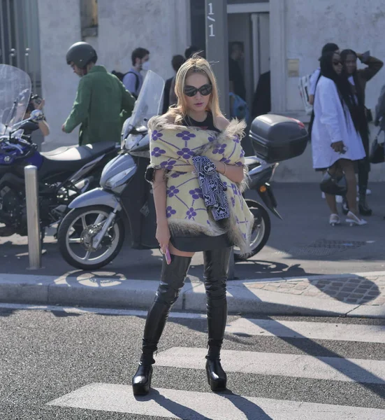Mode Bloggare Gäster Och Modell Street Style Outfit Innan Prada — Stockfoto
