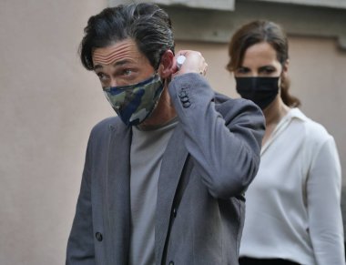 Aktris Adrien Brody, MFW 2021 Erkek Koleksiyonları sırasında Armani defilesinden önce fotoğrafçılara poz veriyor.