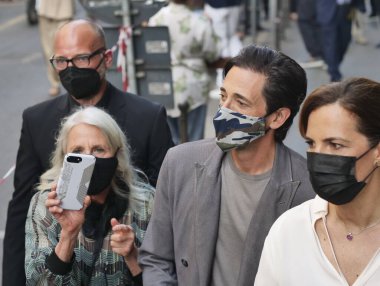 Aktris Adrien Brody, MFW 2021 Erkek Koleksiyonları sırasında Armani defilesinden önce fotoğrafçılara poz veriyor.